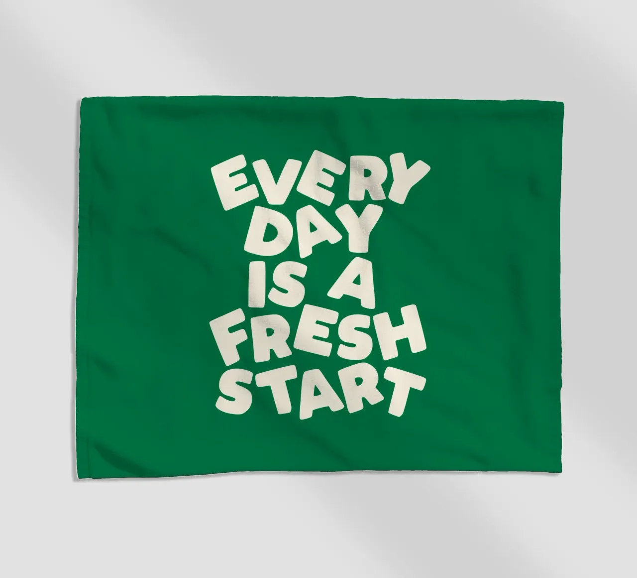 Every Day is a Fresh Start (Chaque jour est un nouveau départ) Typographie imprimée vert et blanc serviette de plage de THE MOTIVATED TYPE