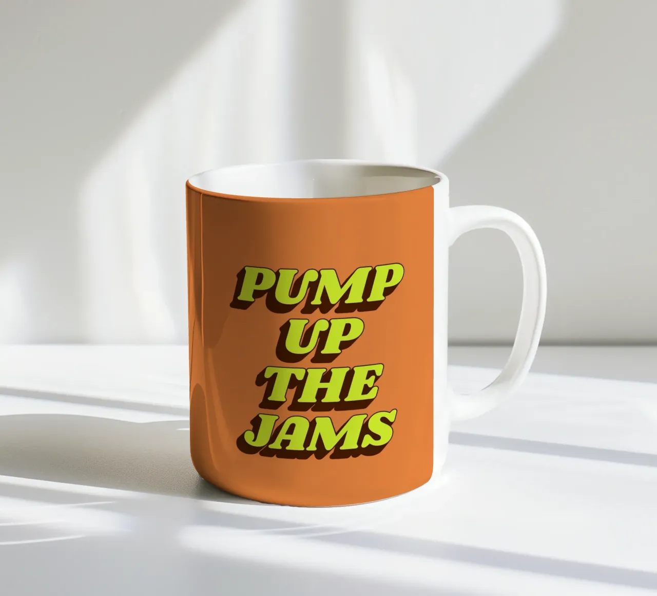 Stampa tipografica retrò Pump Up the Jams in arancione e giallo tazza in ceramica da THE MOTIVATED TYPE