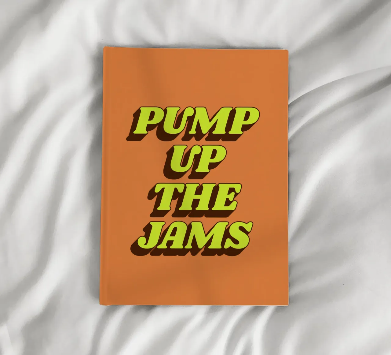Pump Up the Jams Typographie rétro imprimée en orange et jaune carnet de notes de THE MOTIVATED TYPE