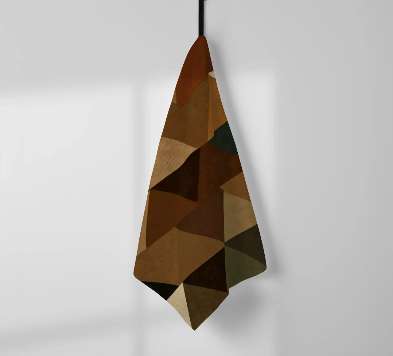 Un motif géométrique de triangles dans des tons terreux arrangés torchon de DesignDoodle