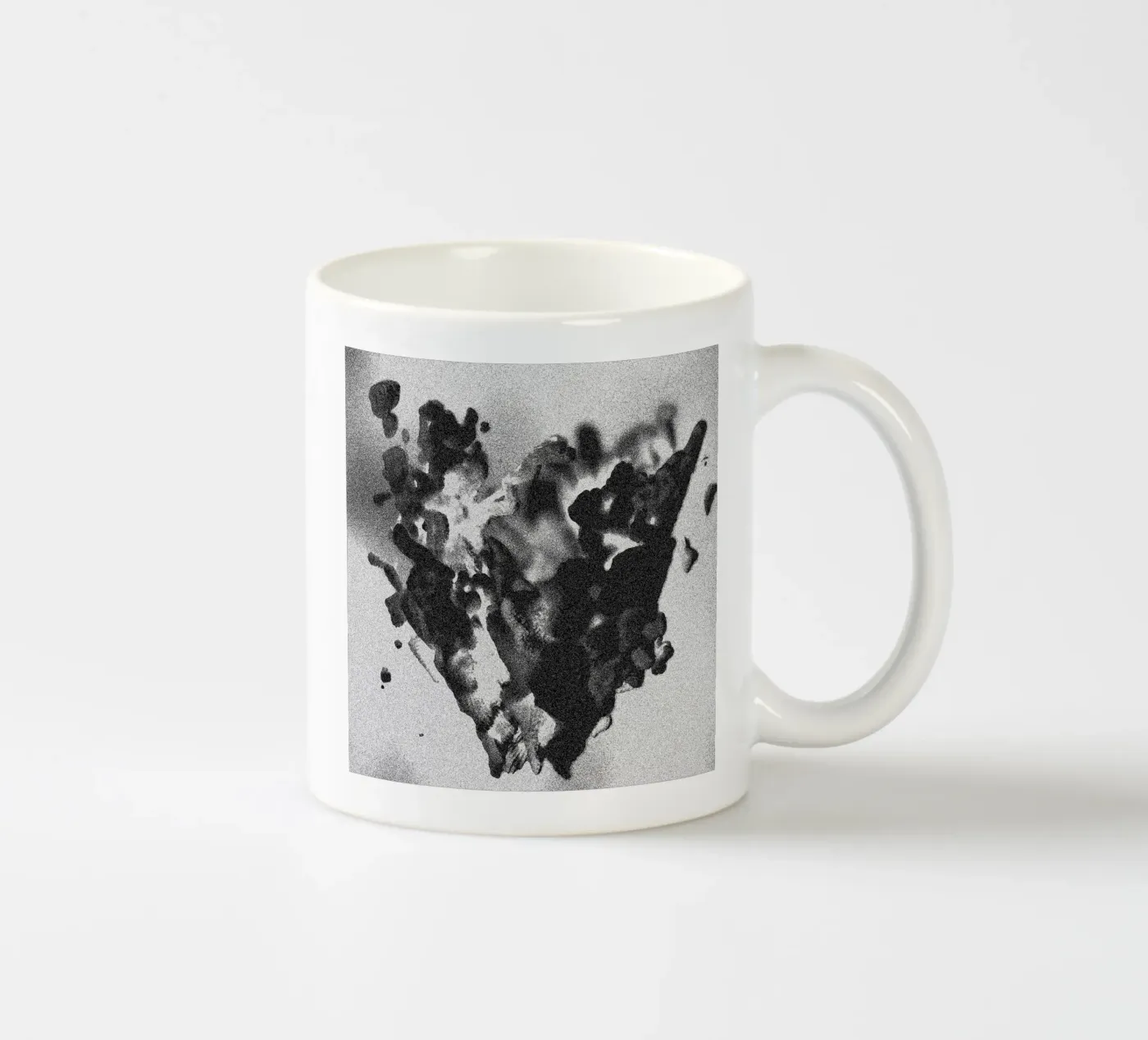 Solid Smoke mug en céramique de Khyati Trehan