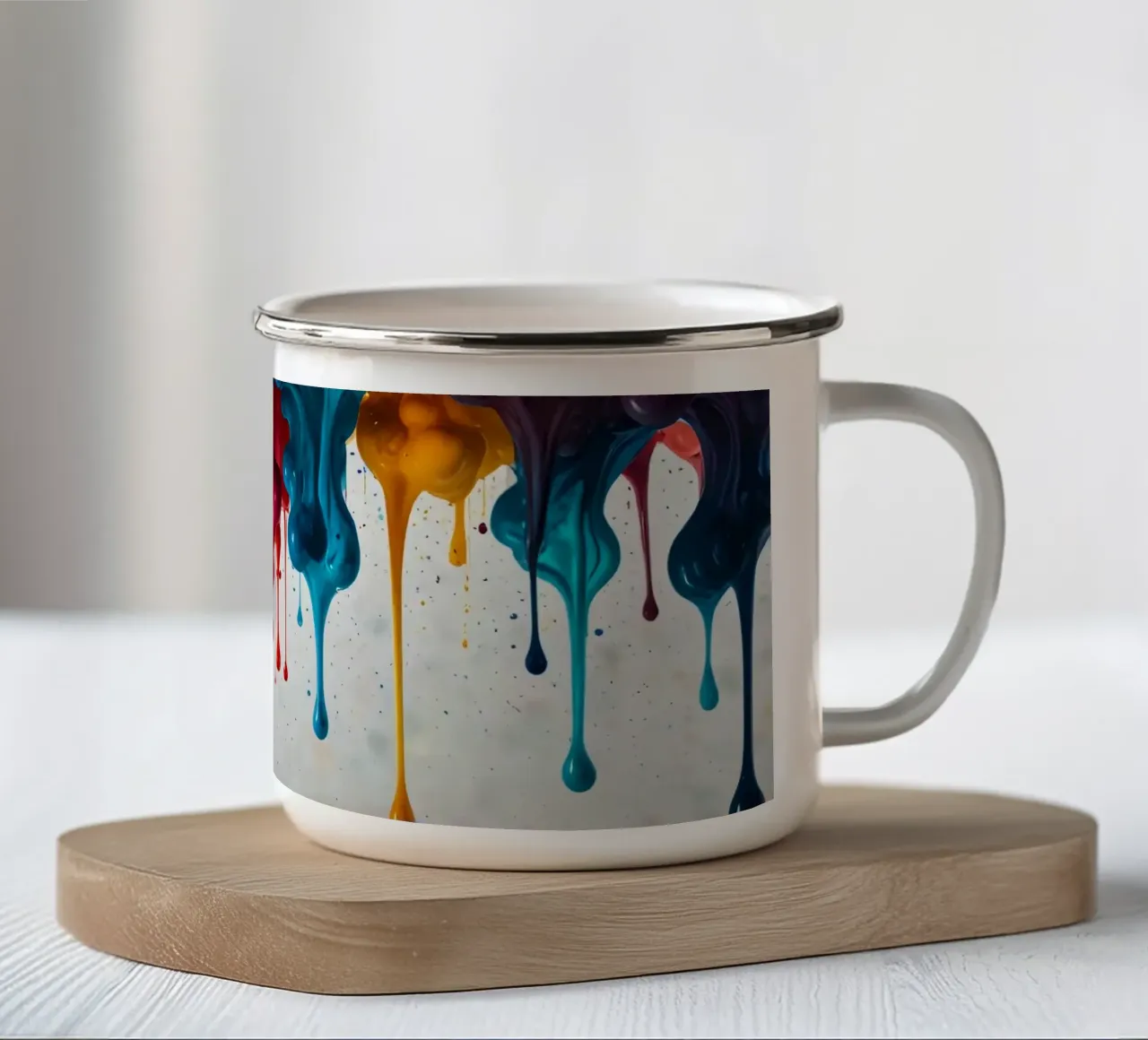 Kräftige Farbtropfen, die auf eine weiße Oberfläche tropfen und Emaille Tasse von DesignDoodle