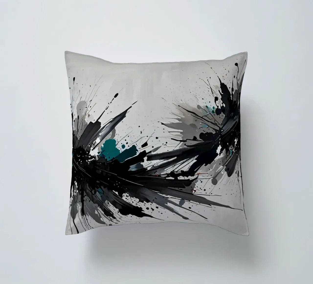 Oeuvre abstraite d'éclaboussures de noir de jais et de sarcelle sur un fond gris clair. coussin de DesignDoodle