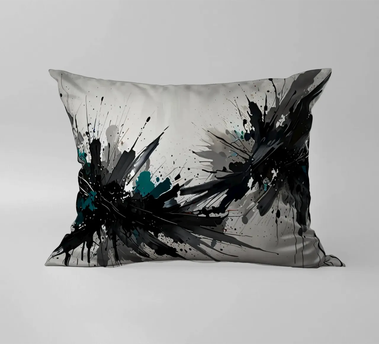 Oeuvre abstraite d'éclaboussures de noir de jais et de sarcelle sur un fond gris clair. coussin de DesignDoodle