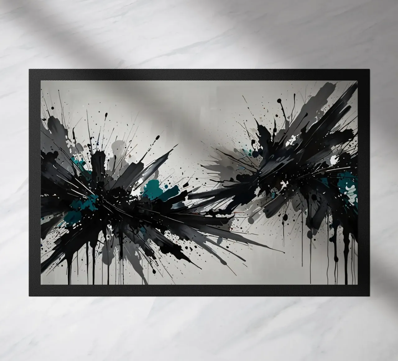 Oeuvre abstraite d'éclaboussures de noir de jais et de sarcelle sur un fond gris clair. paillasson de DesignDoodle
