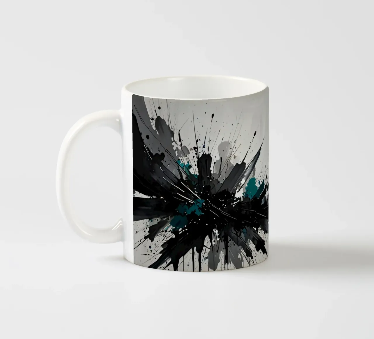 Oeuvre abstraite d'éclaboussures de noir de jais et de sarcelle sur un fond gris clair. mug en céramique de DesignDoodle