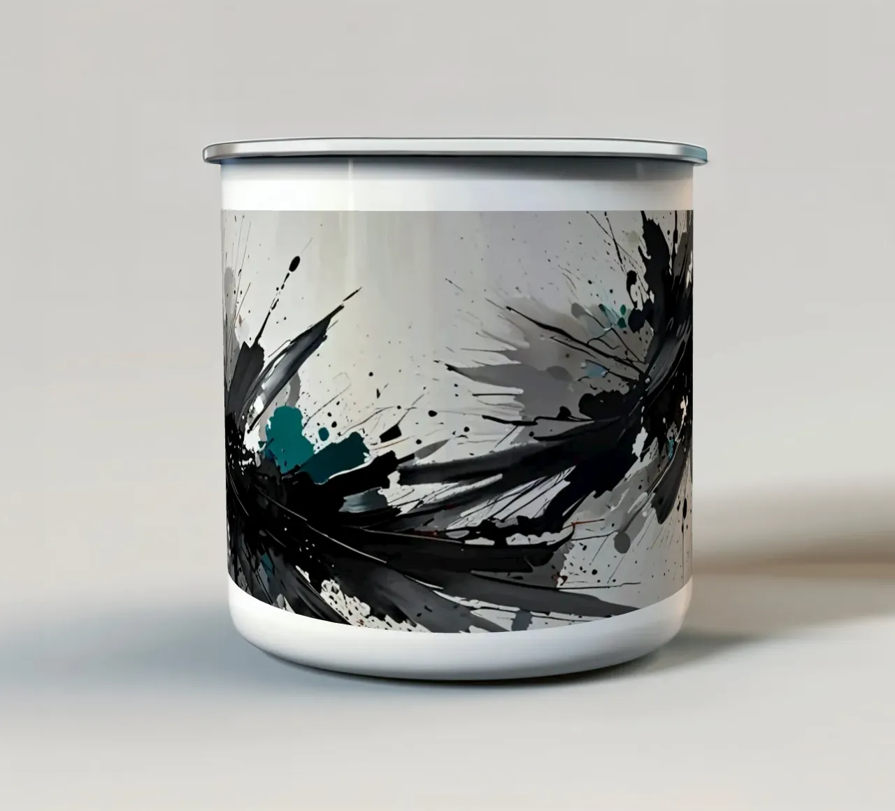 Oeuvre abstraite d'éclaboussures de noir de jais et de sarcelle sur un fond gris clair. mug en émail de DesignDoodle