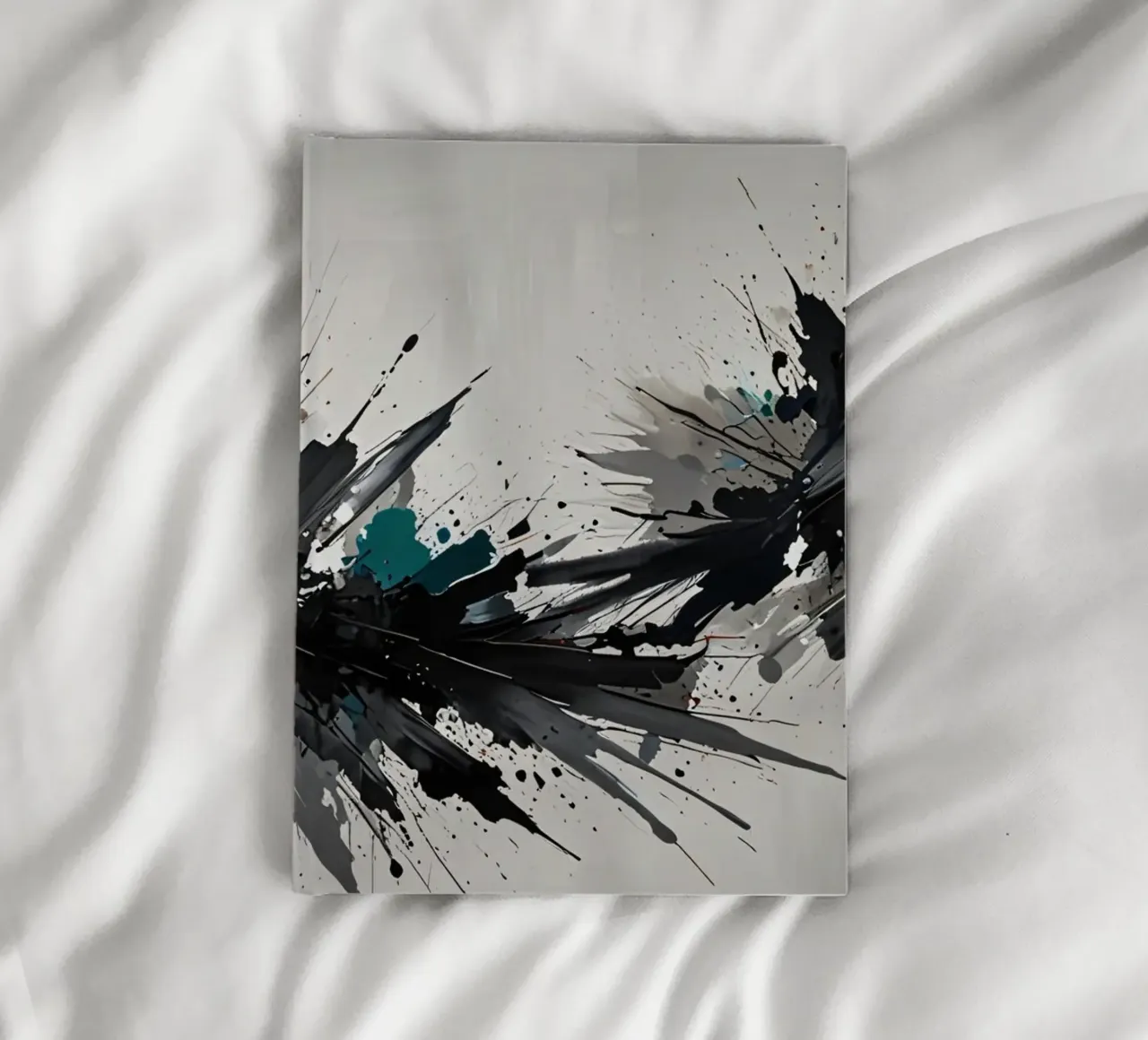 Oeuvre abstraite d'éclaboussures de noir de jais et de sarcelle sur un fond gris clair. carnet de notes de DesignDoodle