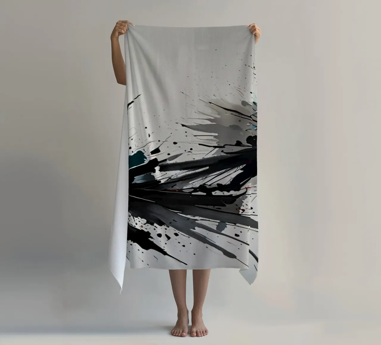 Oeuvre abstraite d'éclaboussures de noir de jais et de sarcelle sur un fond gris clair. serviette de plage de DesignDoodle