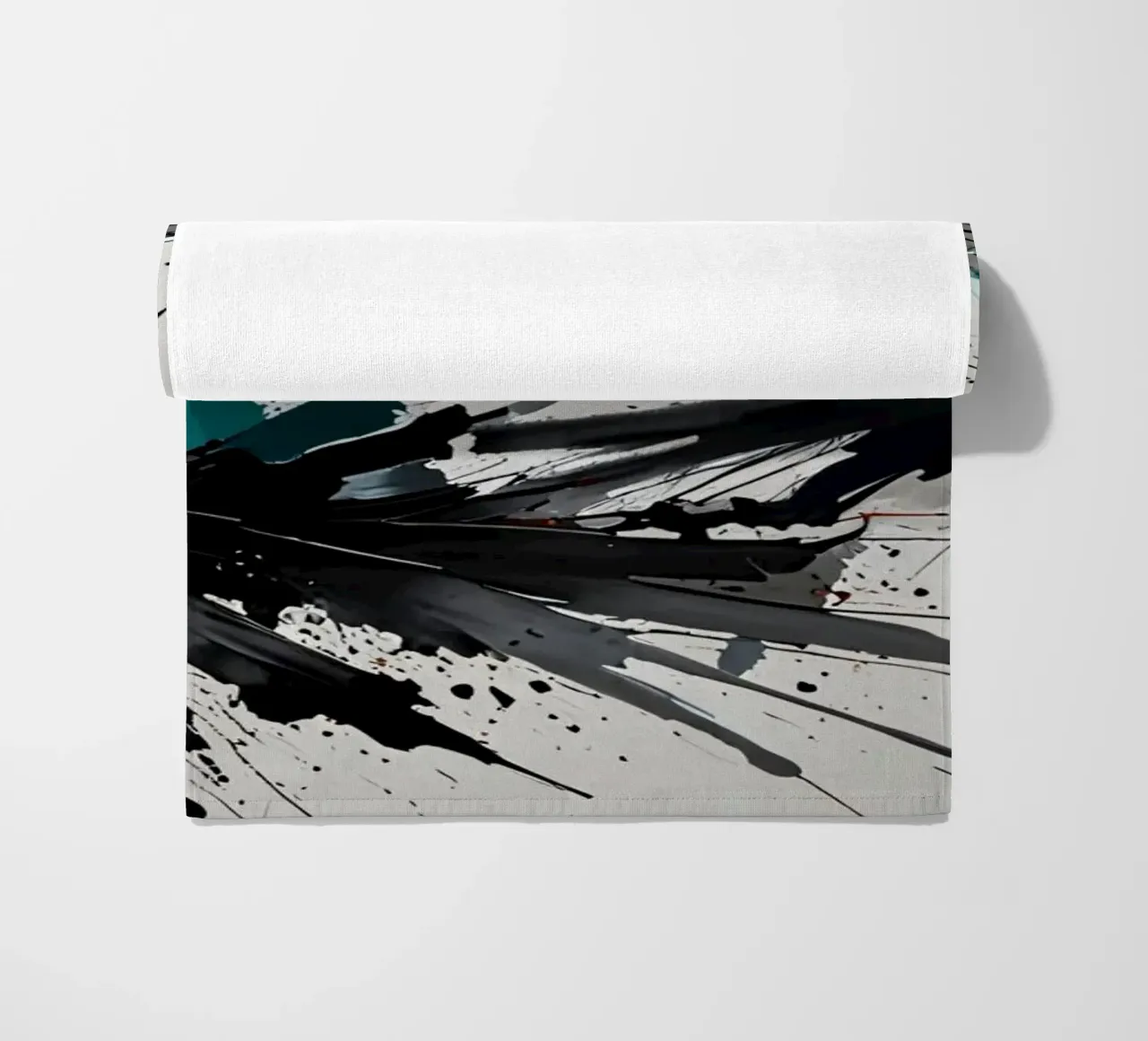 Oeuvre abstraite d'éclaboussures de noir de jais et de sarcelle sur un fond gris clair. serviette de plage de DesignDoodle