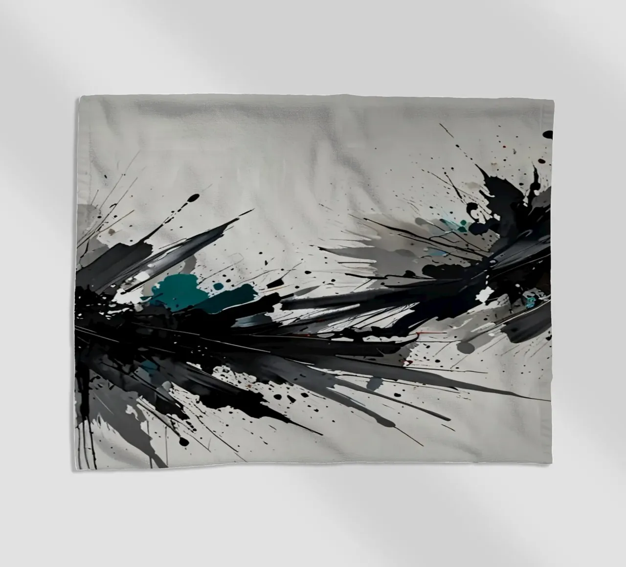 Oeuvre abstraite d'éclaboussures de noir de jais et de sarcelle sur un fond gris clair. serviette de plage de DesignDoodle