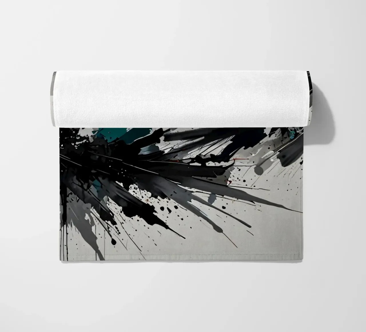 Oeuvre abstraite d'éclaboussures de noir de jais et de sarcelle sur un fond gris clair. serviette de plage de DesignDoodle