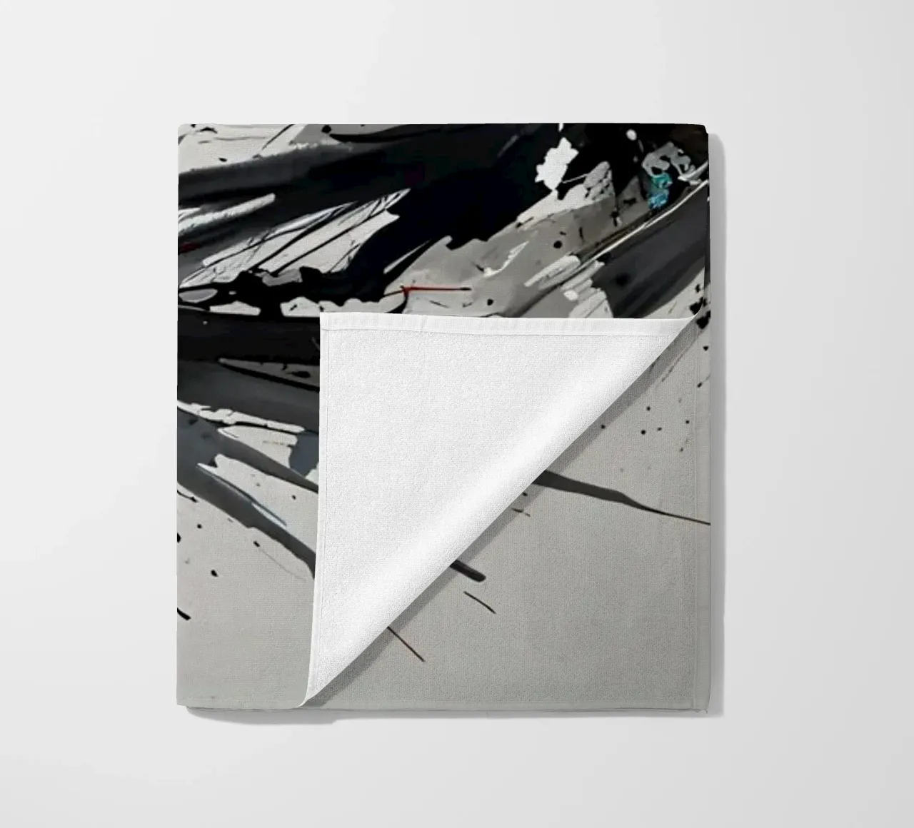 Oeuvre abstraite d'éclaboussures de noir de jais et de sarcelle sur un fond gris clair. serviette de plage de DesignDoodle