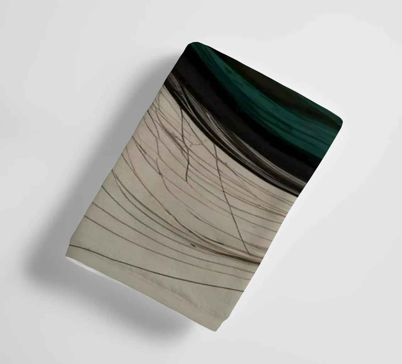 Un'opera d'arte digitale astratta che mostra linee fluide in colori terrosi. asciugamano da bagno da DesignDoodle