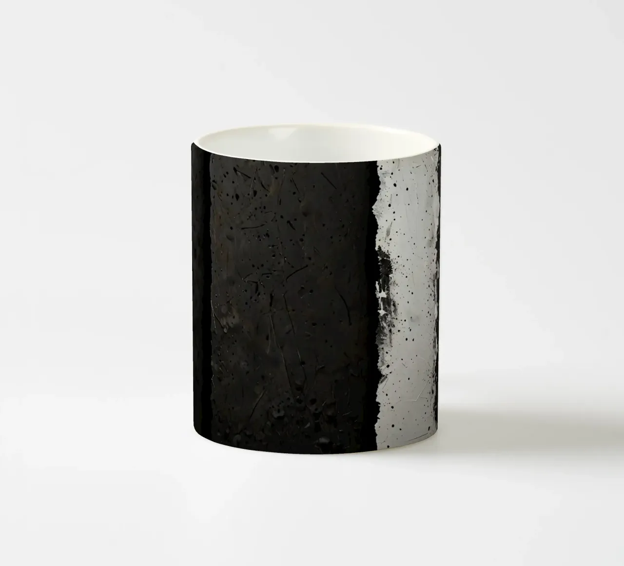 la spaccatura delle superfici scure testurizzate rivela una luce inaspettata tazza in ceramica da DesignDoodle
