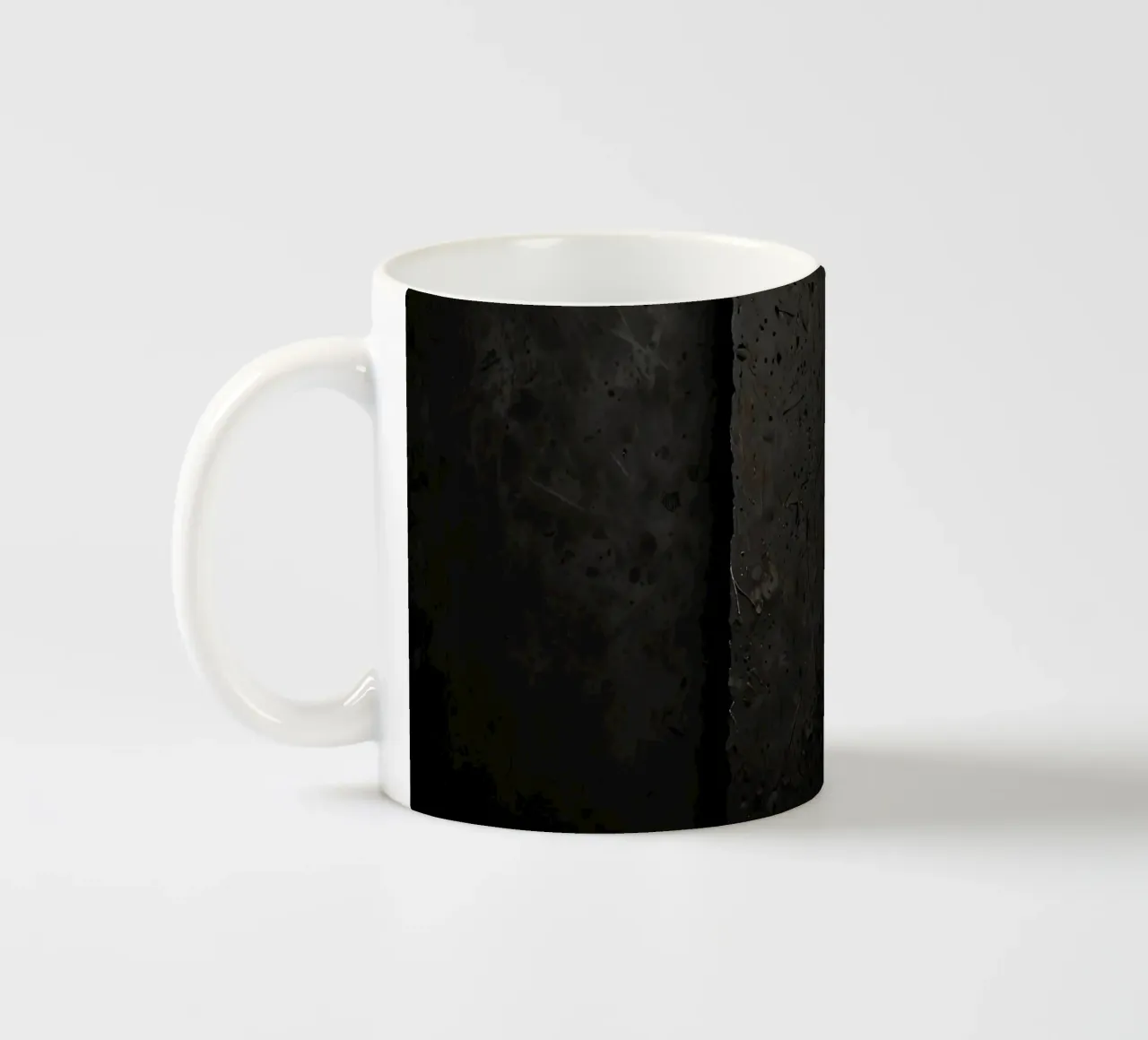 la spaccatura delle superfici scure testurizzate rivela una luce inaspettata tazza in ceramica da DesignDoodle