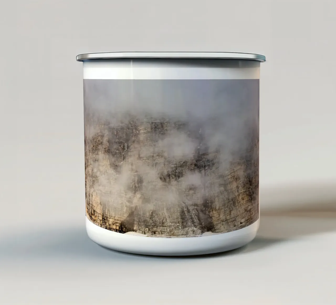 Montagna nebbiosa tazza in smalto da karijn_landscapes