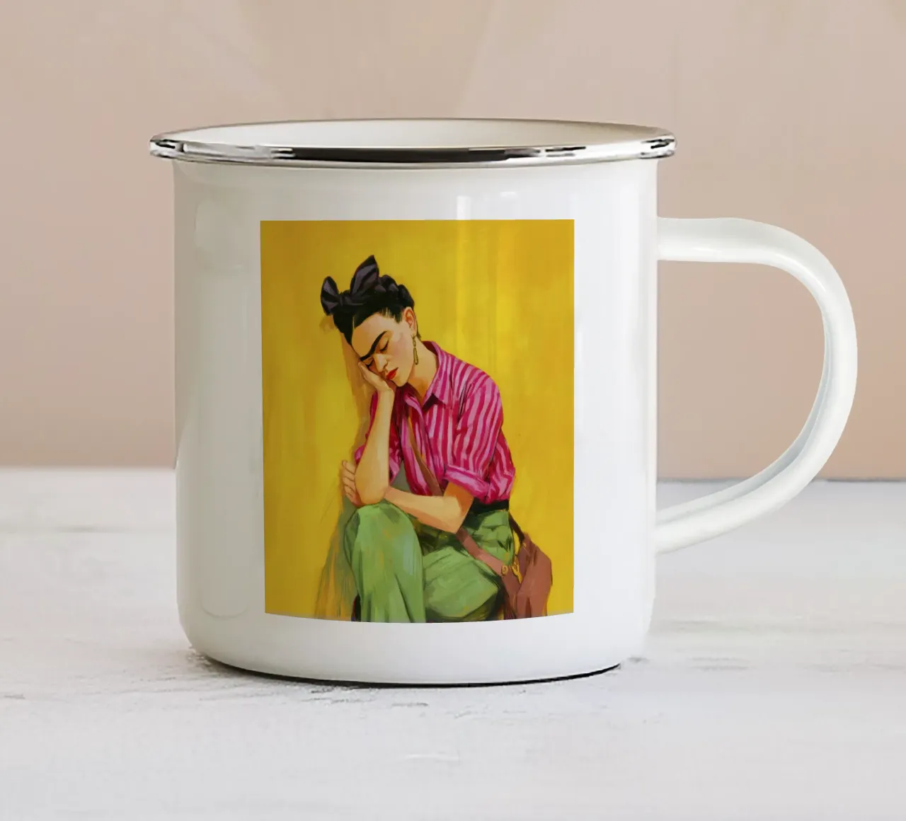 Ragazza messicana con strisce e fiocco rosso e sfondo giallo retrò tazza in smalto da Modern Muse