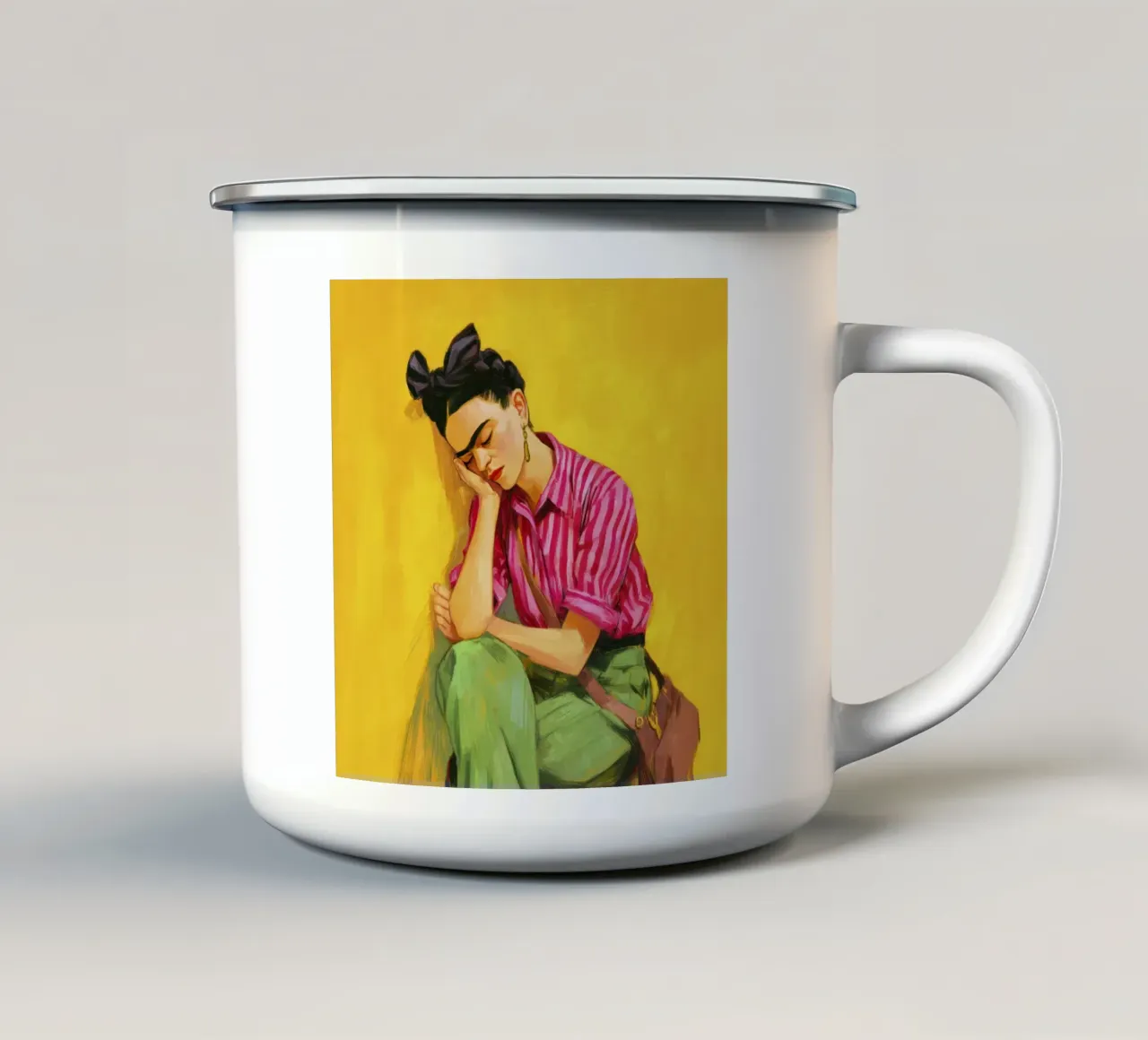 Ragazza messicana con strisce e fiocco rosso e sfondo giallo retrò tazza in smalto da Modern Muse
