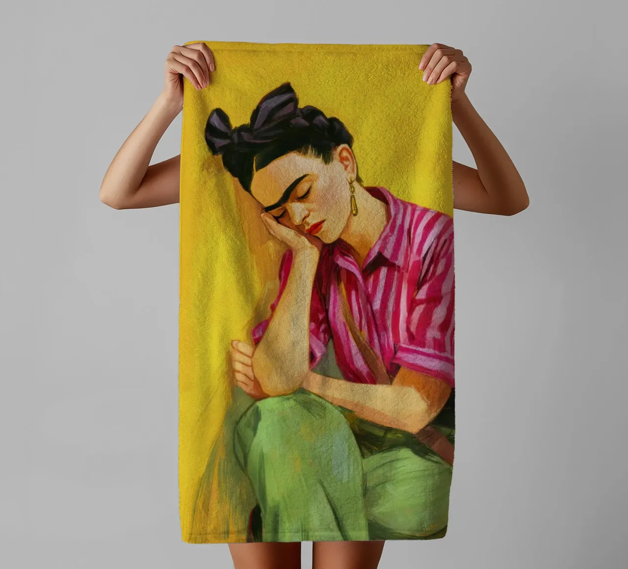 Ragazza messicana con strisce e fiocco rosso e sfondo giallo retrò asciugamano da bagno da Modern Muse