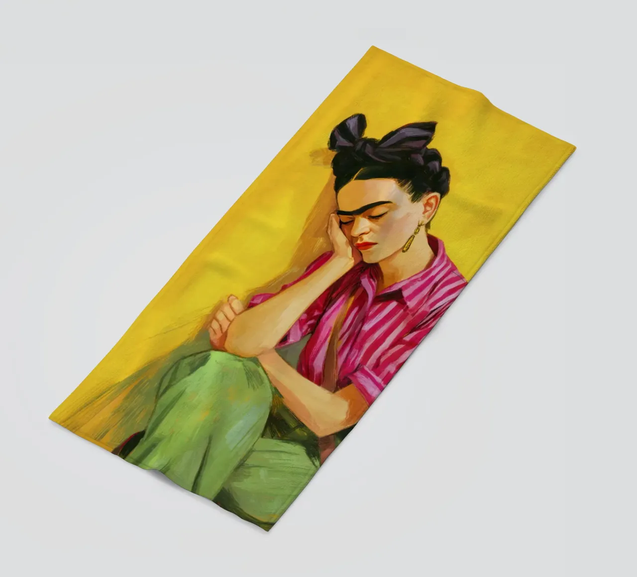 Ragazza messicana con strisce e fiocco rosso e sfondo giallo retrò telo mare da Modern Muse