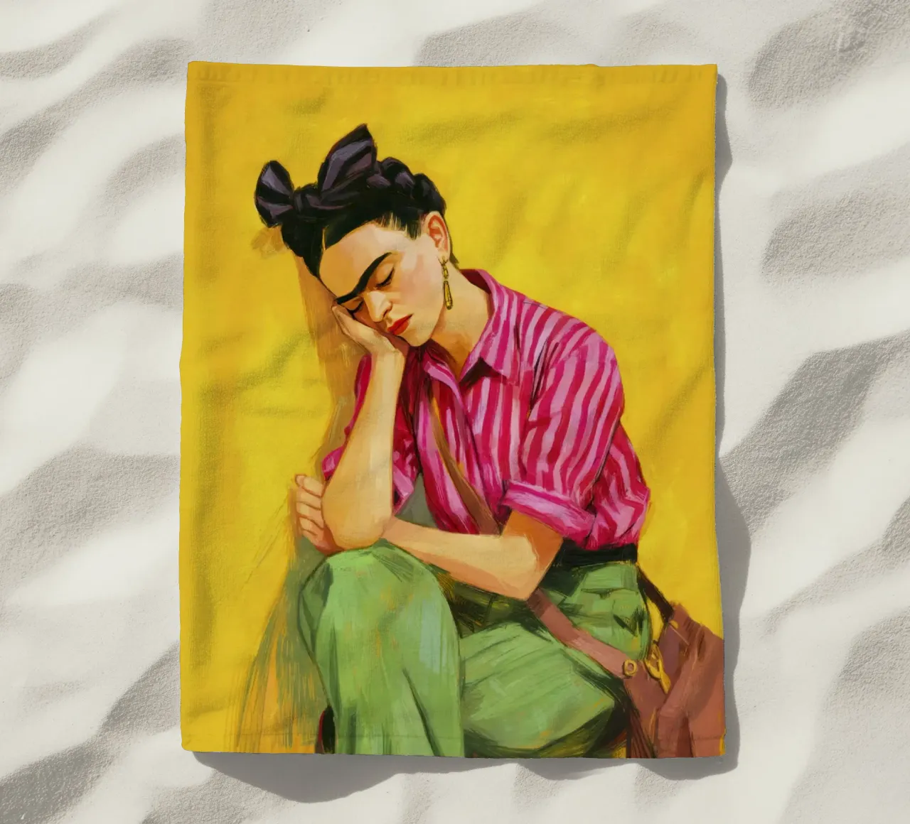 Ragazza messicana con strisce e fiocco rosso e sfondo giallo retrò telo mare da Modern Muse