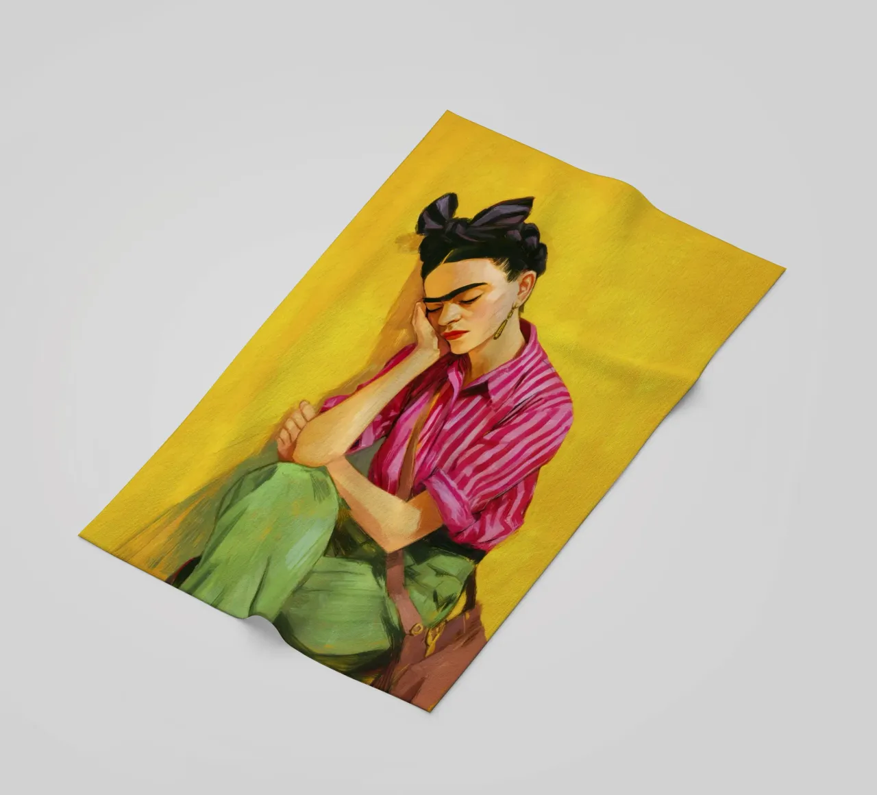 Ragazza messicana con strisce e fiocco rosso e sfondo giallo retrò telo mare da Modern Muse