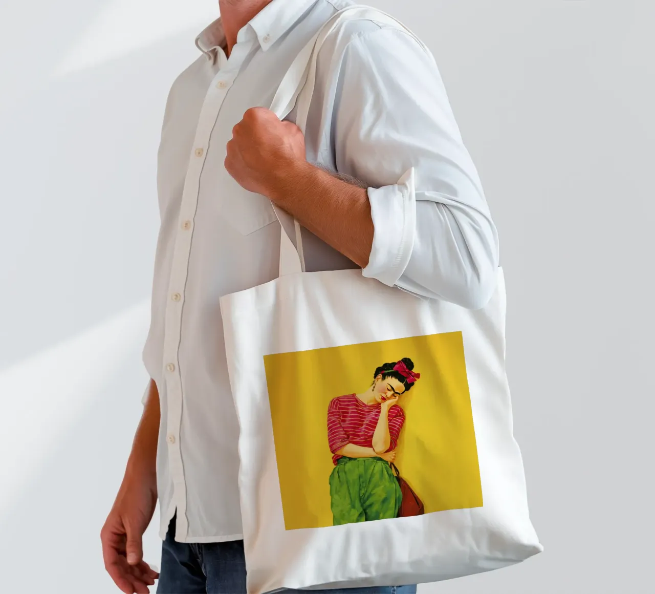 Ragazza messicana alla moda con camicia a righe su giallo borsa in juta da Modern Muse