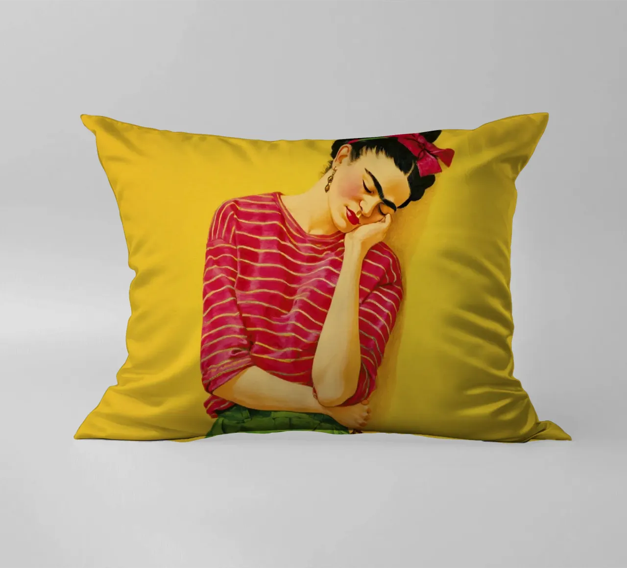 Ragazza messicana alla moda con camicia a righe su giallo cuscino da Modern Muse