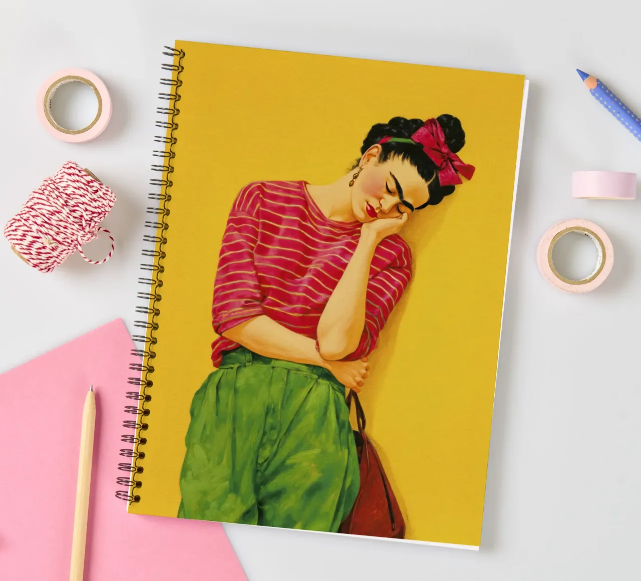 Ragazza messicana alla moda con camicia a righe su giallo diario ad anelli da Modern Muse