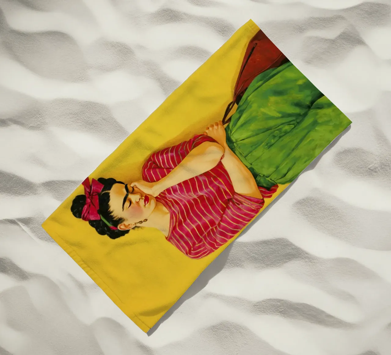 Ragazza messicana alla moda con camicia a righe su giallo telo mare da Modern Muse