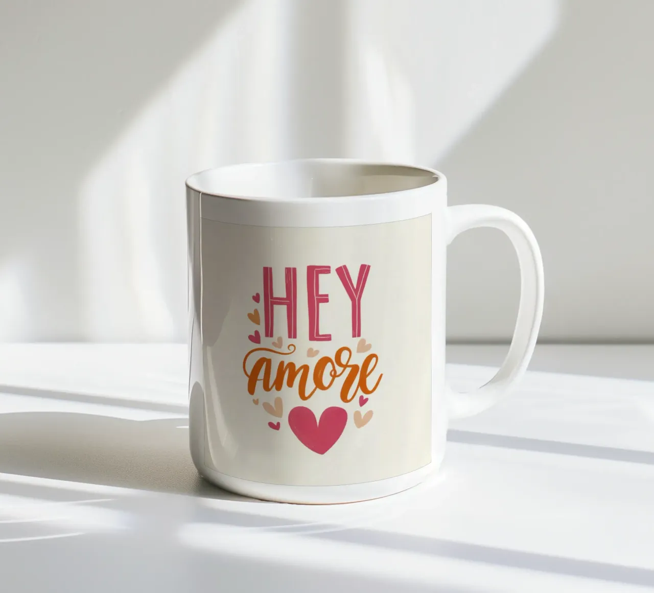 Tipografia Hey Amore in rosa e arancione con cuori tazza in ceramica da Modern Muse