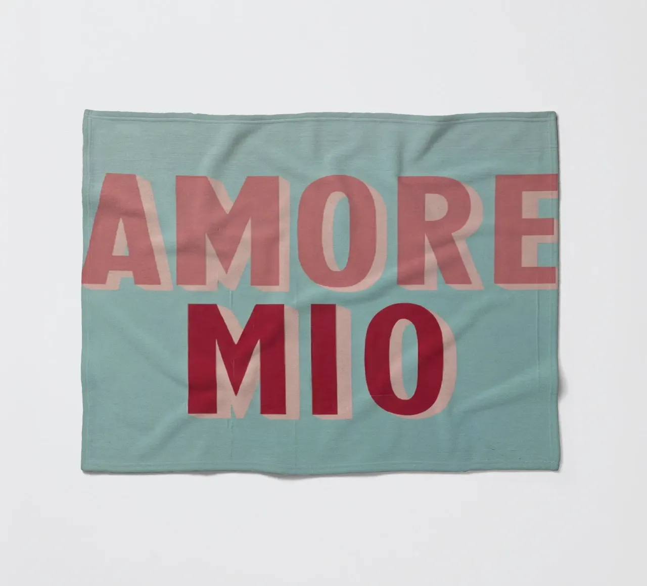Amore Mio Retro 50s Text in Rosa & Rot auf Türkis Fleecedecke von Modern Muse