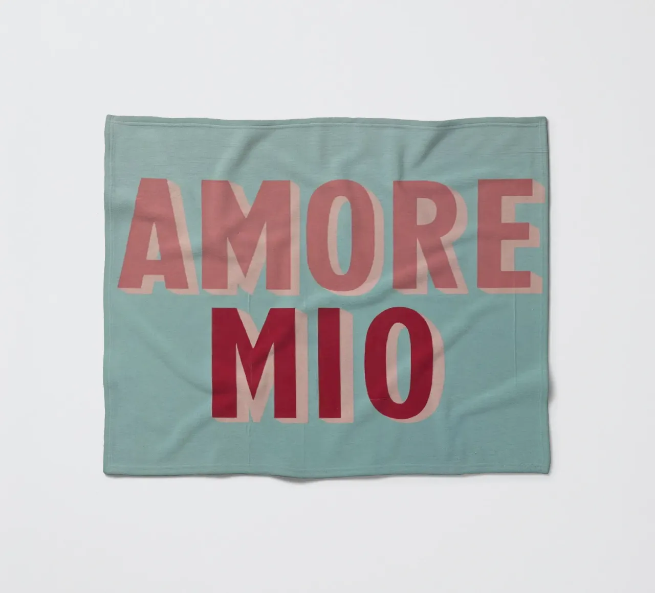 Amore Mio Retro 50s Text in Rosa & Rot auf Türkis Fleecedecke von Modern Muse