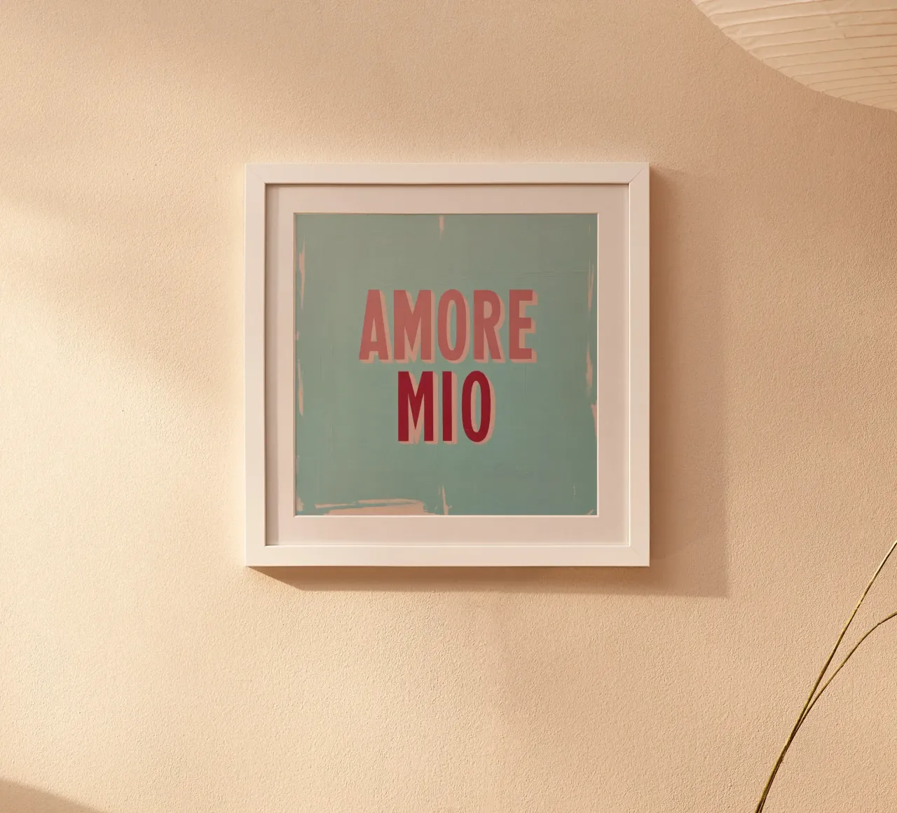 Amore Mio Testo retrò anni '50 in rosa e rosso su turchese poster con telaio in legno da Modern Muse