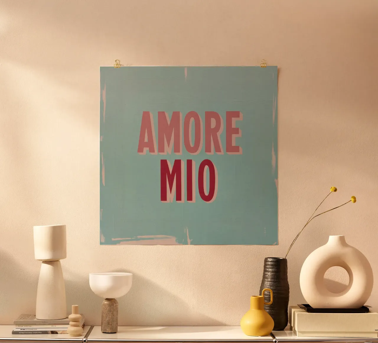 Amore Mio Testo retrò anni '50 in rosa e rosso su turchese poster con telaio in legno da Modern Muse