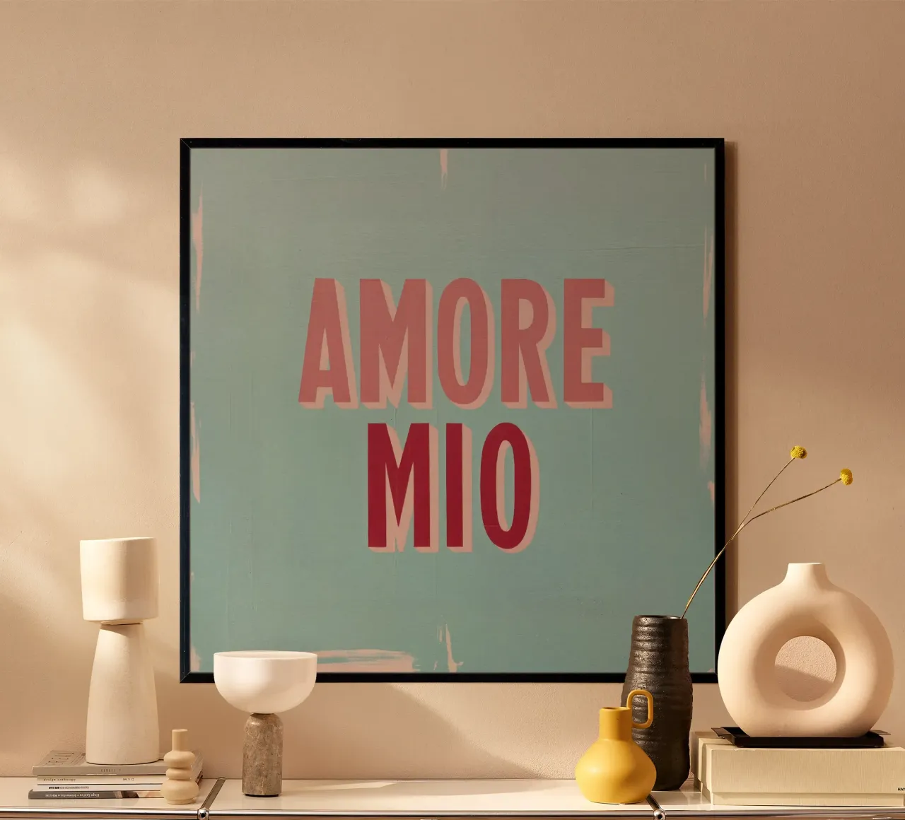 Amore Mio Testo retrò anni '50 in rosa e rosso su turchese poster con telaio in legno da Modern Muse
