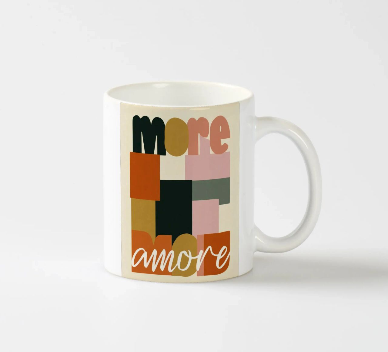 Plus Amore Bold 70s Boho Abstract Typography mug en céramique de Modern Muse