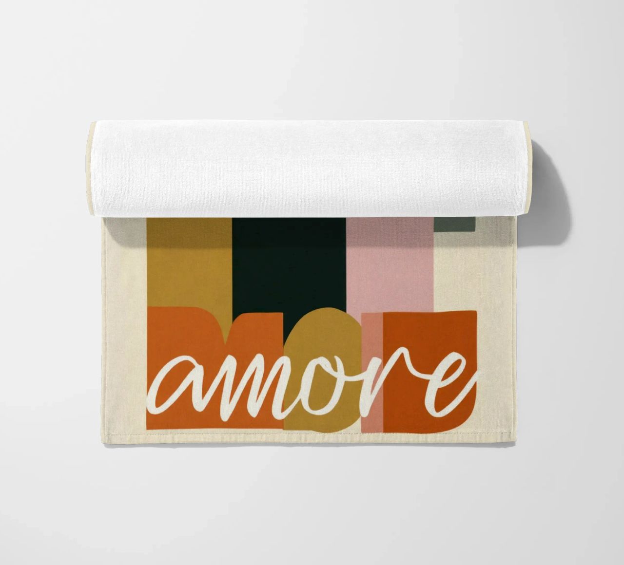 Plus Amore Bold 70s Boho Abstract Typography serviette de plage de Modern Muse