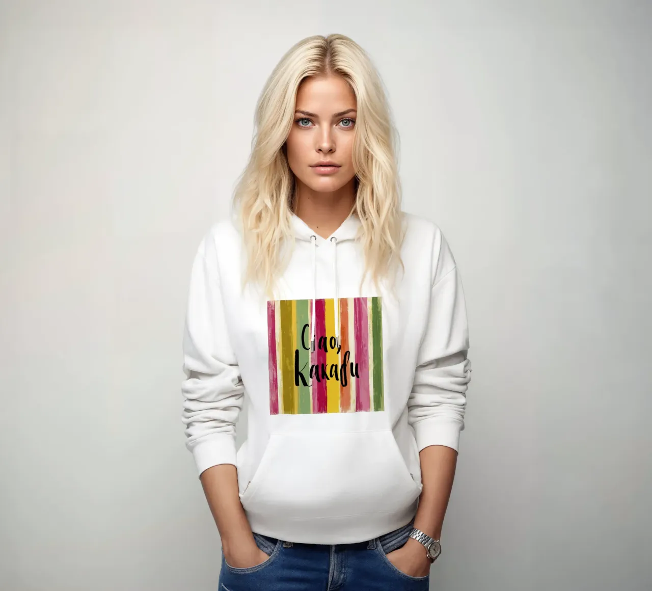 Ciao Kakadu: tipografia in grassetto su strisce colorate retrò felpa con cappuccio da Modern Muse