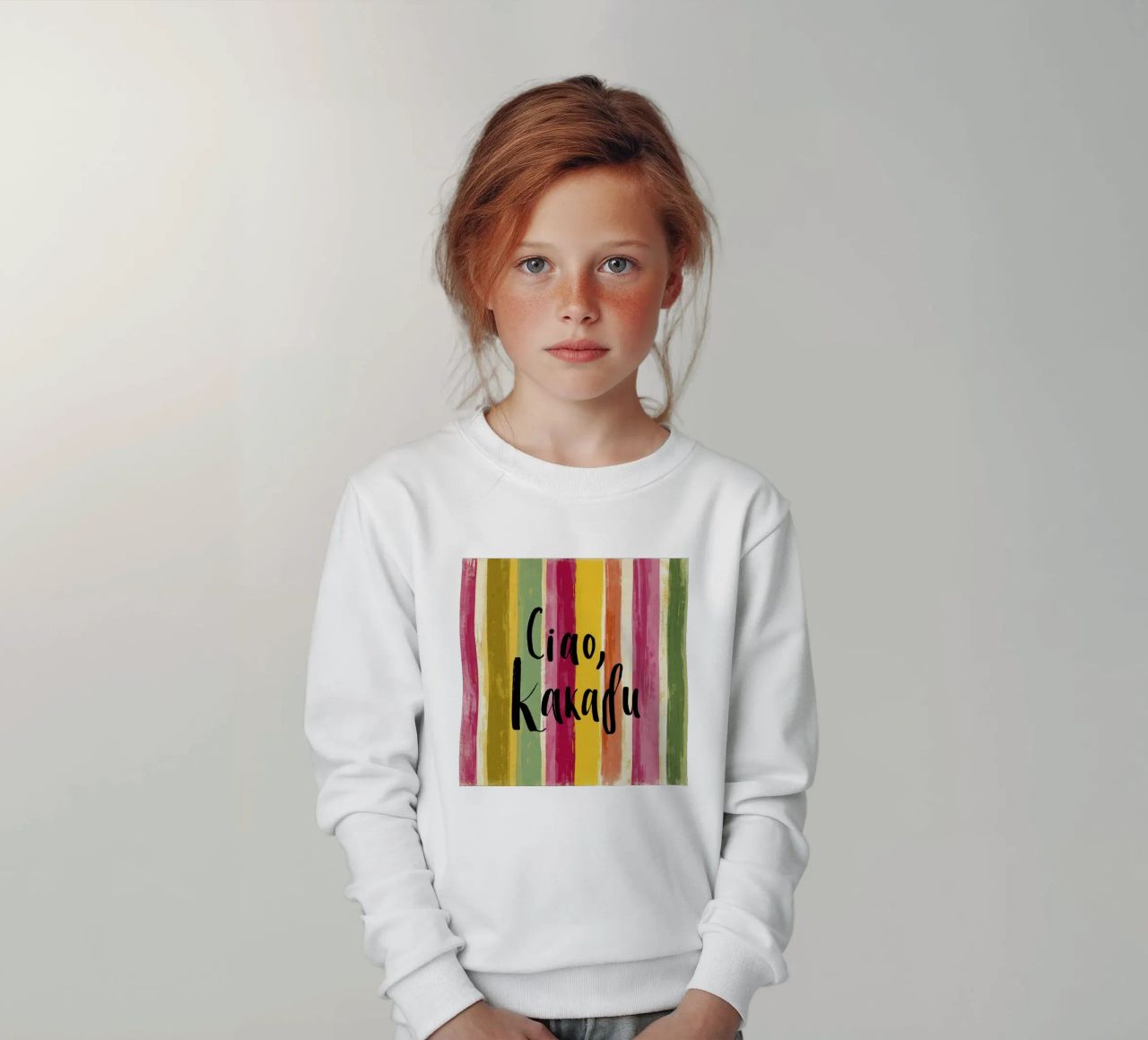 Ciao Kakadu: tipografia in grassetto su strisce colorate retrò felpa bambino da Modern Muse