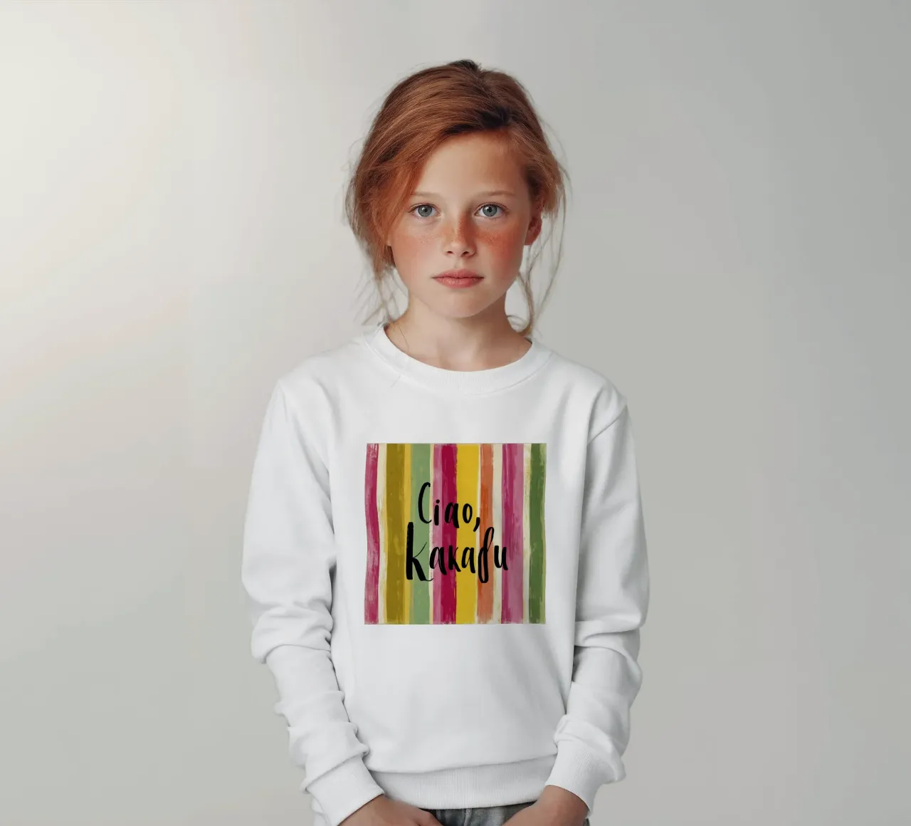 Ciao Kakadu: tipografia in grassetto su strisce colorate retrò felpa bambino da Modern Muse