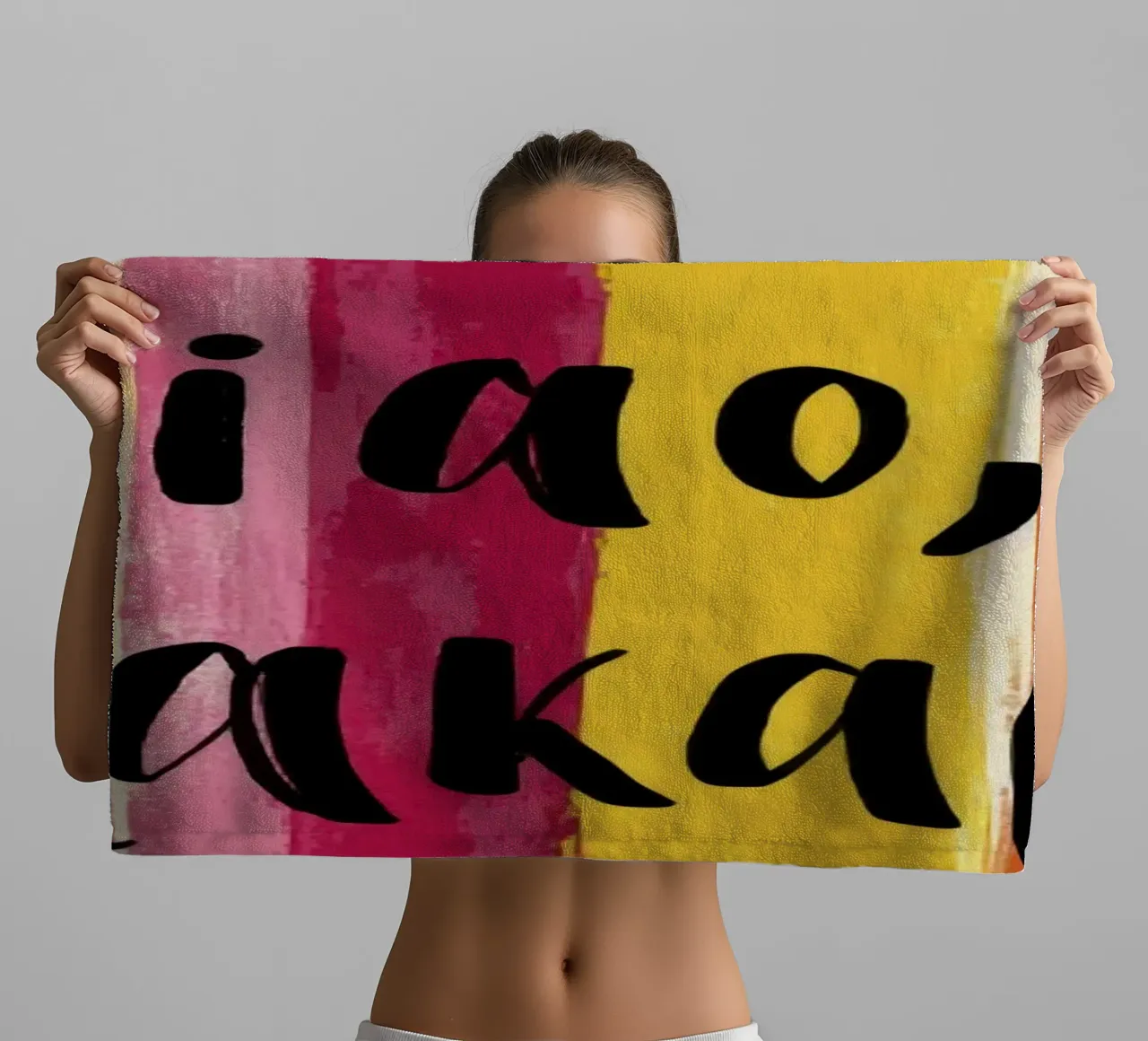 Ciao Kakadu: tipografia in grassetto su strisce colorate retrò asciugamano da bagno da Modern Muse