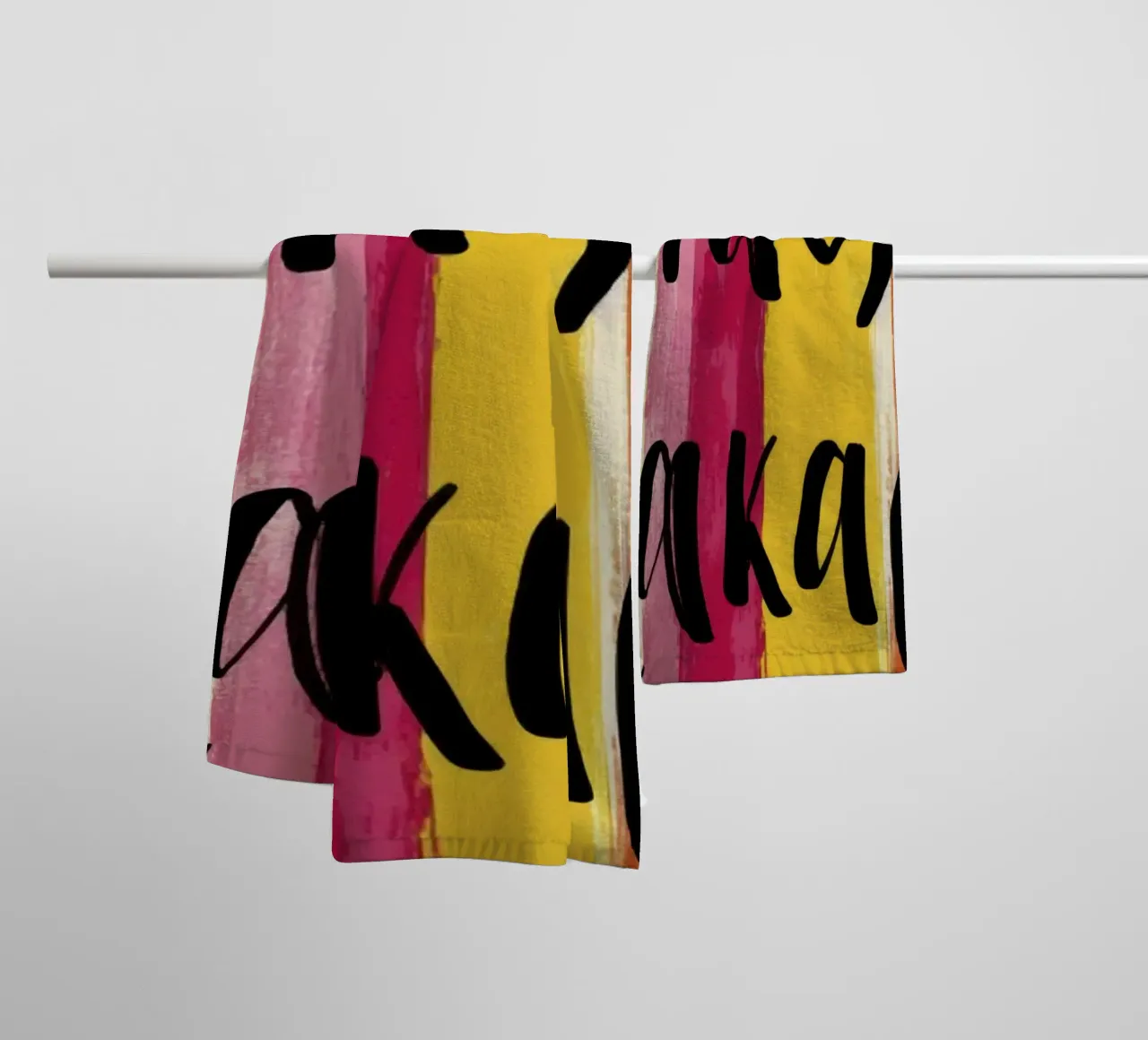 Ciao Kakadu Typographie grasse sur bandes rétro colorées serviette de bain de Modern Muse