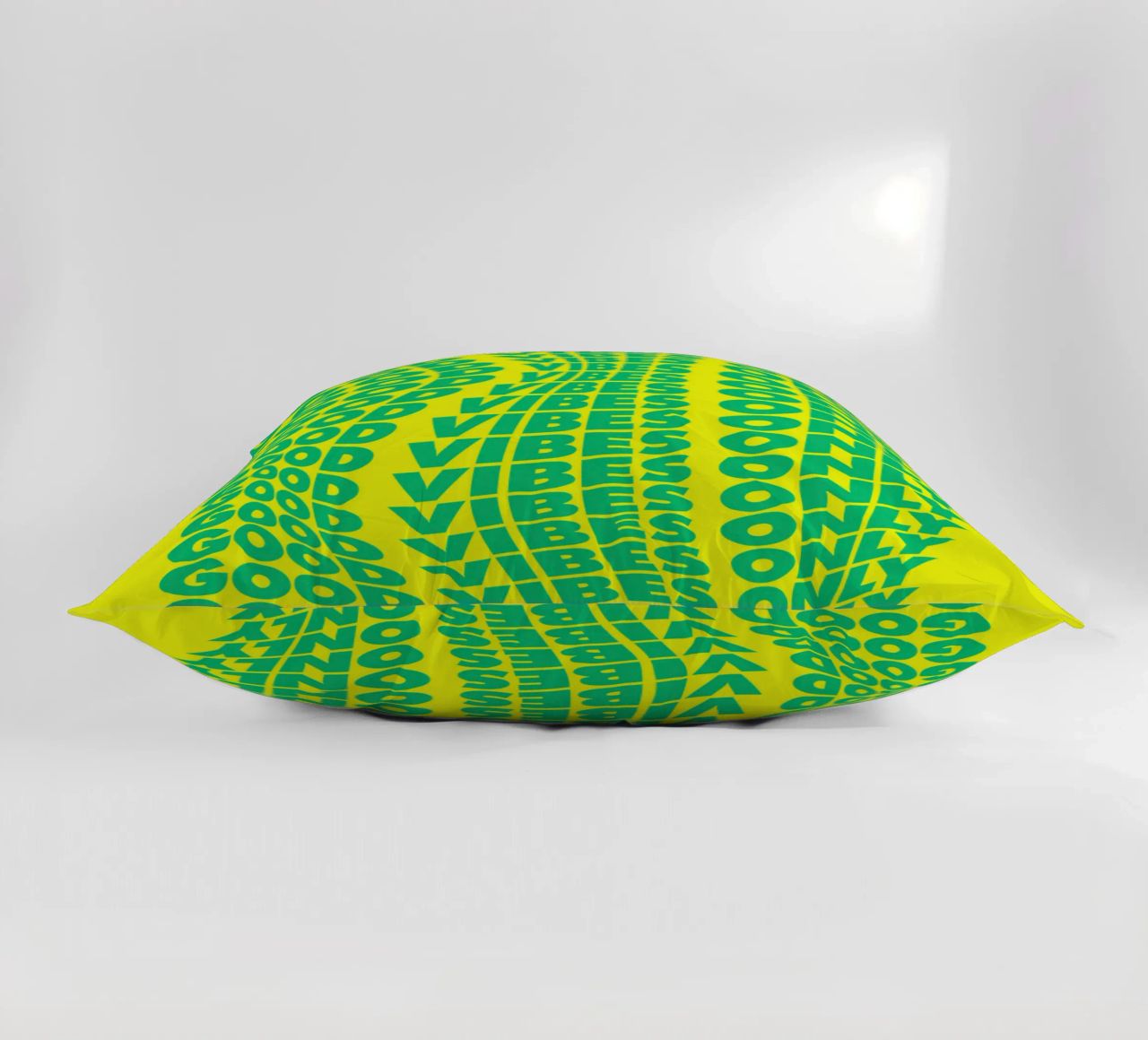 Good Vibes Only Typographie ondulée imprimée en vert et jaune coussin de THE MOTIVATED TYPE