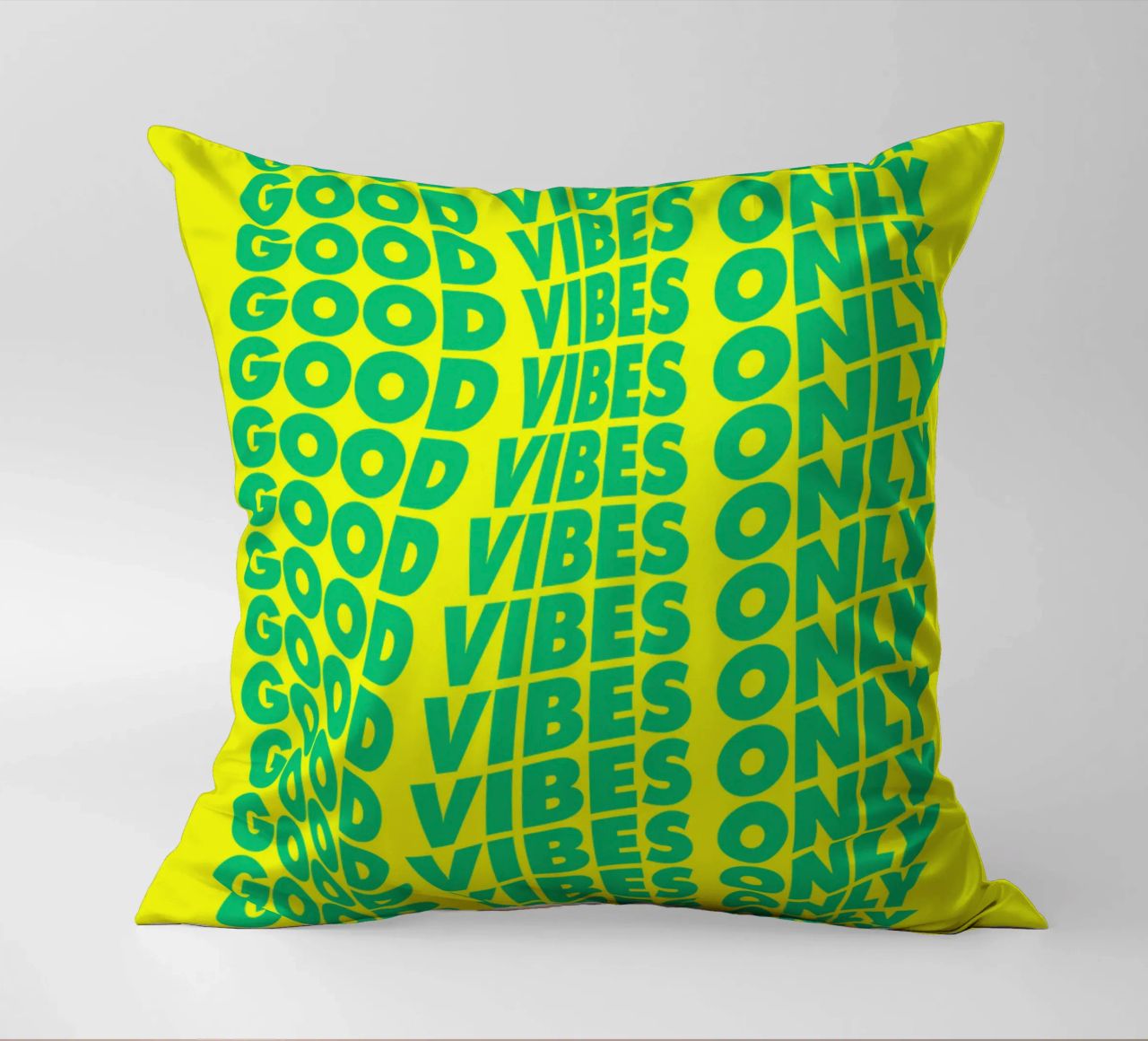 Good Vibes Only Typographie ondulée imprimée en vert et jaune coussin de THE MOTIVATED TYPE