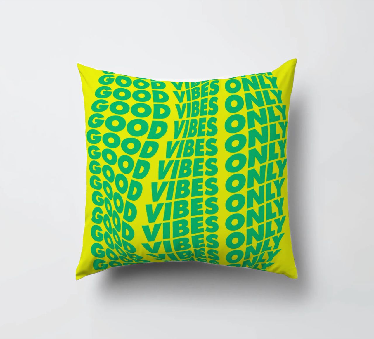 Good Vibes Only Typographie ondulée imprimée en vert et jaune coussin de THE MOTIVATED TYPE