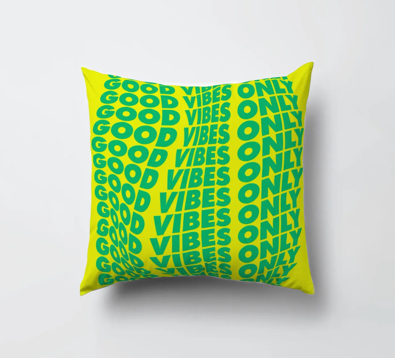 Stampa tipografica ondulata Good Vibes Only in verde e giallo cuscino da THE MOTIVATED TYPE