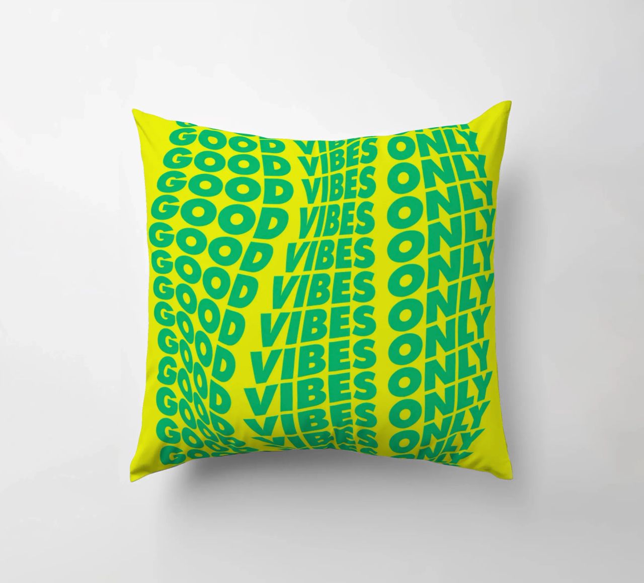 Good Vibes Only Typographie ondulée imprimée en vert et jaune coussin de THE MOTIVATED TYPE