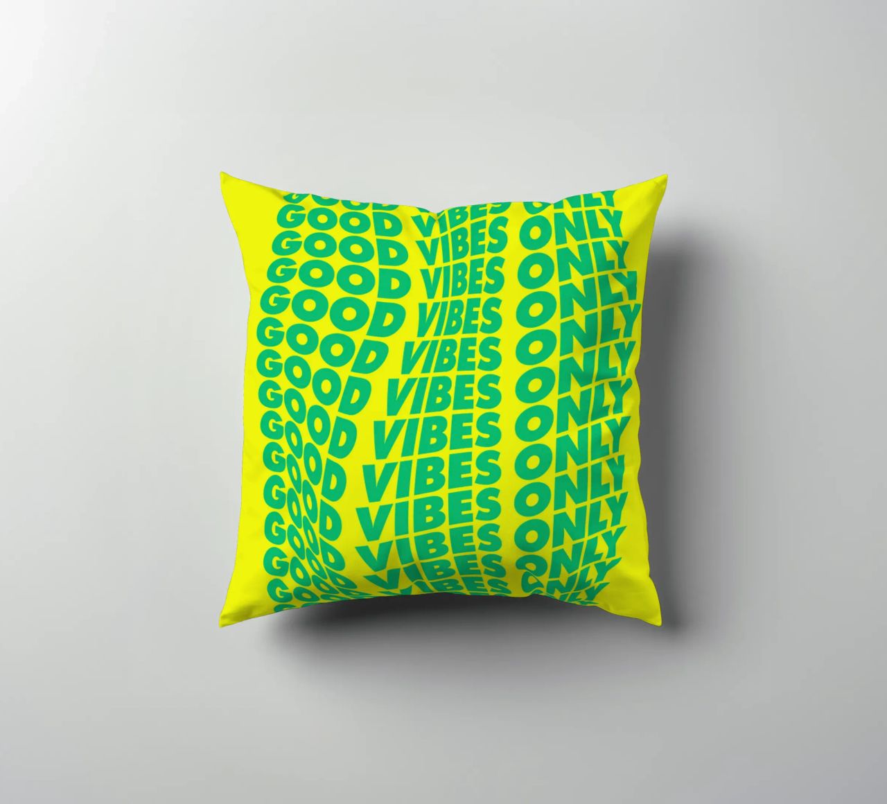 Good Vibes Only Typographie ondulée imprimée en vert et jaune coussin de THE MOTIVATED TYPE